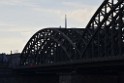 PSpringt kein Suizid Brueckenspringer Koeln Hohenzollernbruecke P068